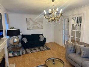 Living area - Luxury 4 Bedroom Home, Sleeps 10, Garden, Free Parking, Hornchurch, Near London (Hornchurch)