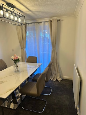 Dining - Luxury 4 Bedroom Home, Sleeps 10, Garden, Free Parking, Hornchurch, Near London (Hornchurch)