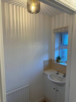 Bathroom - Luxury 4 Bedroom Home, Sleeps 10, Garden, Free Parking, Hornchurch, Near London (Hornchurch)