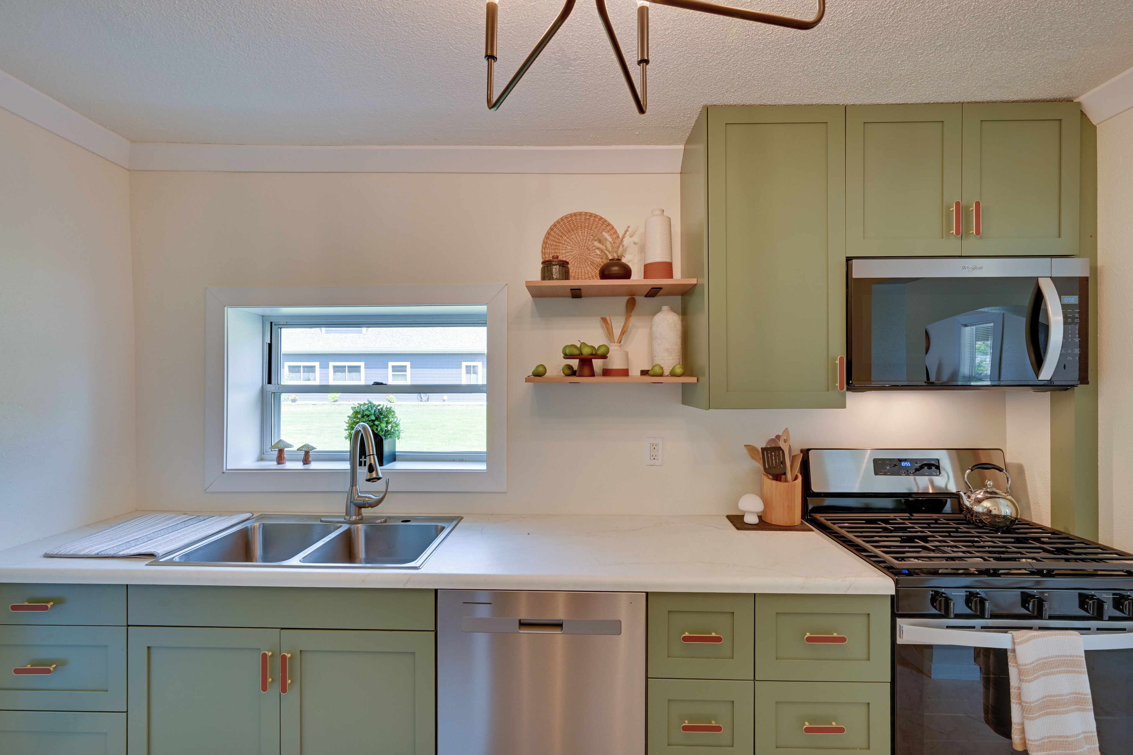 Coffee/tea maker, fridge, microwave, stovetop