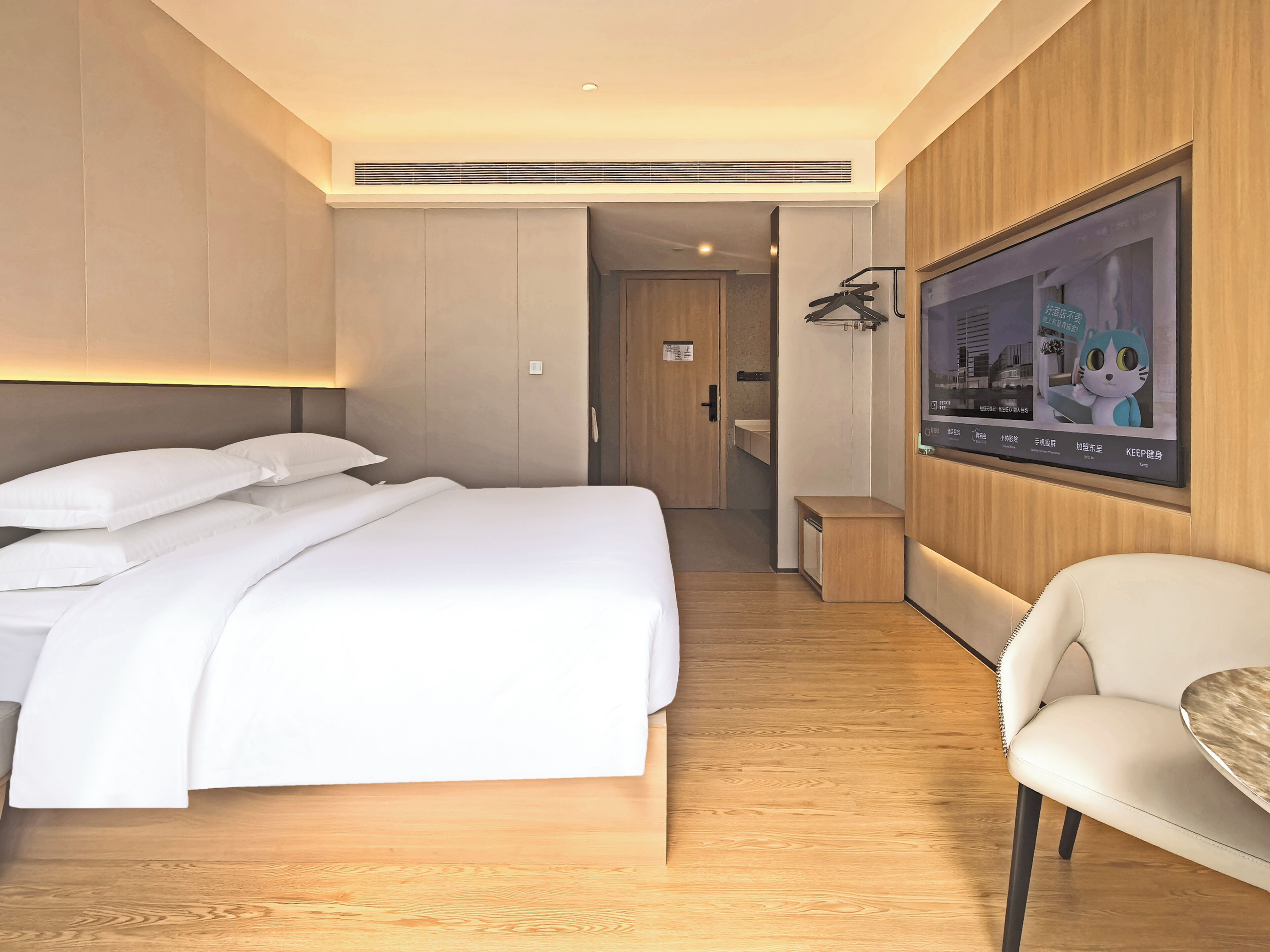 Une chambre d’hôtel comprenant un lit, un coin salon et un téléviseur.
