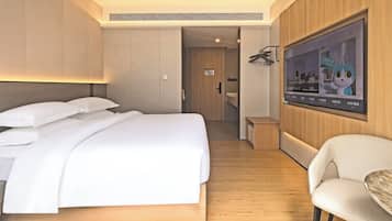 Une chambre d’hôtel comprenant un lit, un coin salon et un téléviseur.