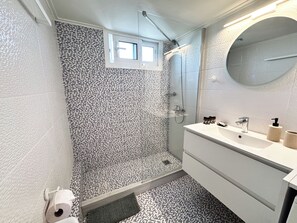 Shower, hair dryer, towels, soap - Ammos by Lithos & Key: 2 bedroom Kalamata Seaview Flat (Kalamata)