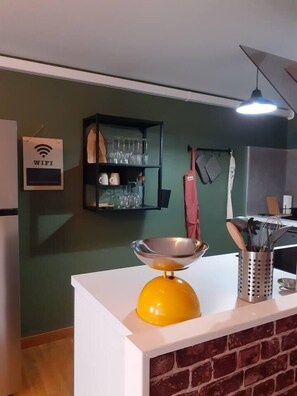 Kaffetrakter/tekoker, kjøleskap, mikrobølgeovn og kokeplater