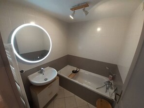 Bathroom - Le Pinaud - One-Bedroom Apartment in Downtown Epinal (Épinal)