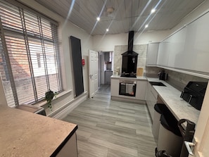 Fridge, microwave, oven, stovetop - House Sleeps 10 With Parking (Manchester)