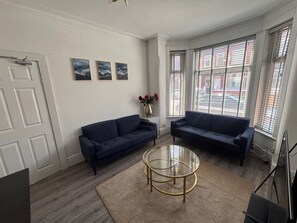 Living area - House Sleeps 10 With Parking (Manchester)