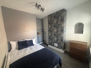 5 bedrooms, free WiFi, bed sheets - House Sleeps 10 With Parking (Manchester)