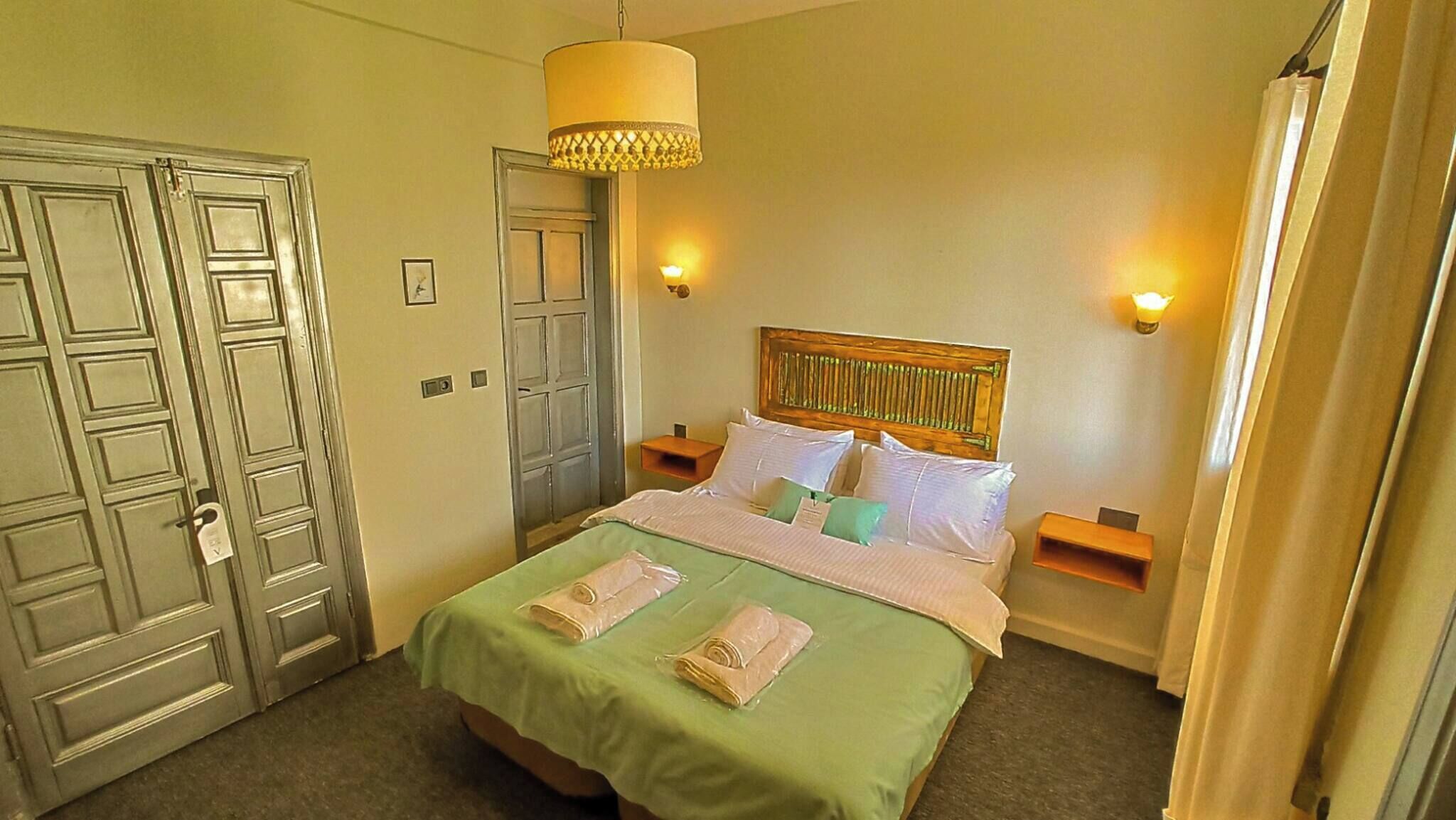 1 dormitorio, tabla de planchar con plancha, Internet y ropa de cama