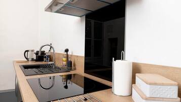 Cafetière/bouilloire, réfrigérateur, micro-ondes, four