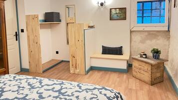 6 bedrooms, desk, iron/ironing board, travel crib