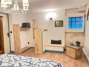 6 Schlafzimmer, Schreibtisch, Bügeleisen/Bügelbrett, Reisekinderbett