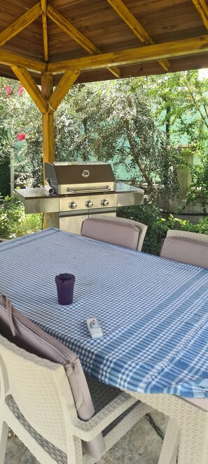 Outdoor dining - Serene 3-Bedroom Villa Rental in Köyceğiz, Turkey (Köyceğiz)