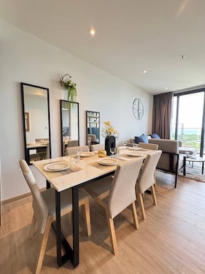 Dining - 2 Bed Room Luxury I Stunning Sea View & Bath Tub (Muang Pattaya)