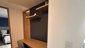 Ein modernes Schlafzimmer mit einem Bett, einem Schreibtisch und einem Stuhl.