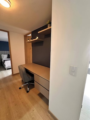 A modern bedroom with a bed, a desk, and a chair. - Epic View 25 • Pablo Tobón Cardiovascular • (Medellín)