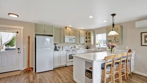 Private kitchen - The Nest House (Burlington)