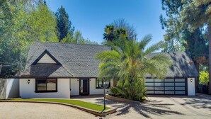 Ein Wohnhaus mit Garage, Auffahrt und gepflegtem Rasen.