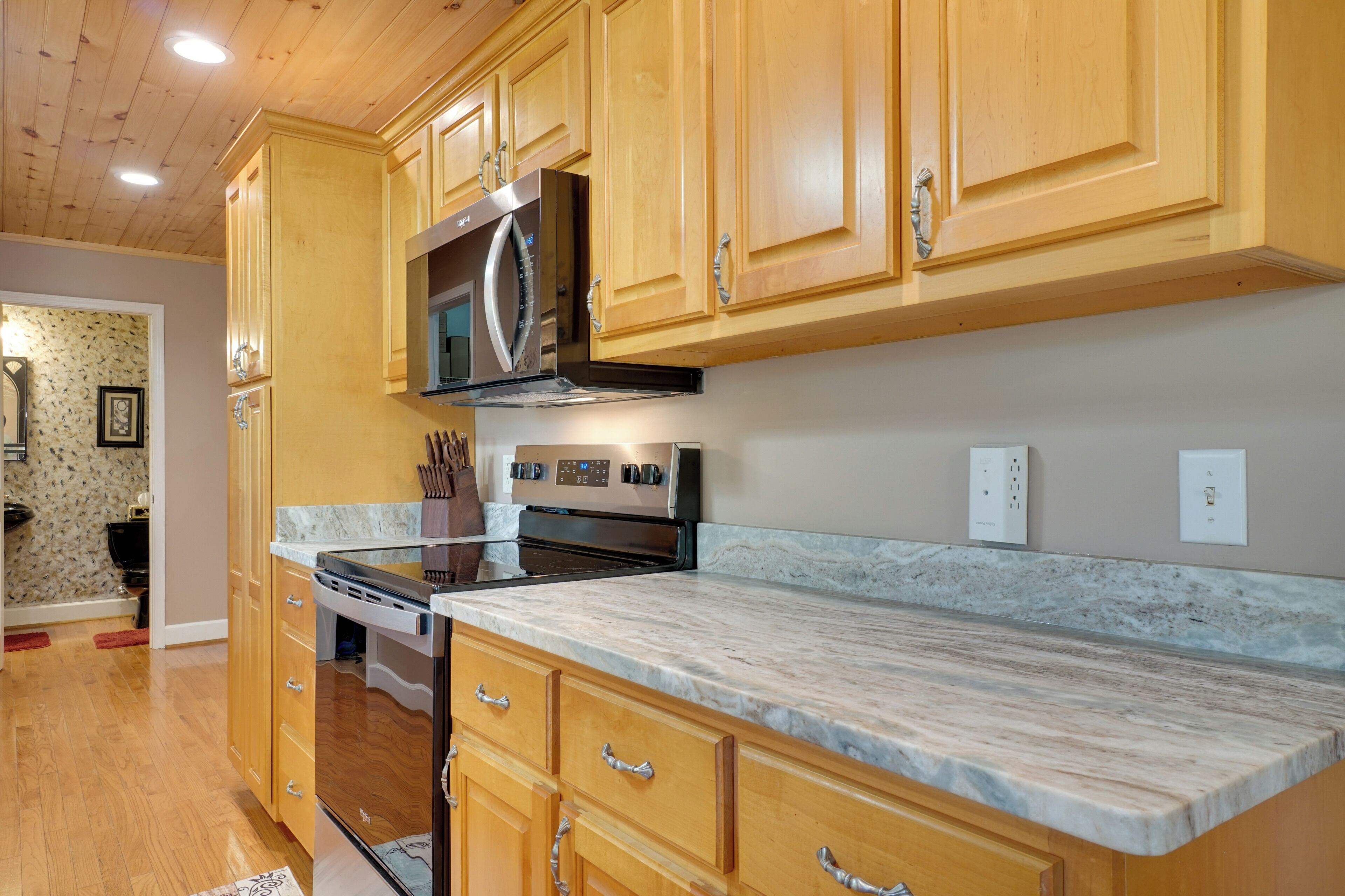 Coffee/tea maker, fridge, microwave, stovetop