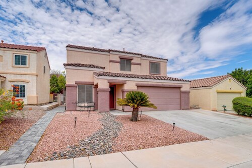 Large Backyard & Fire Pit! Las Vegas Family Home