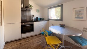 Wasserkocher mit Kaffee-/Teezubehör, Kühlschrank, Ofen, Herdplatte