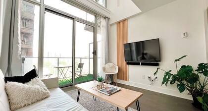 2-STOREY LUXURY LOFT - CENTRETOWN 1 BEDROOM + 2 BATHS - SCANDINAVIAN INSPIRED