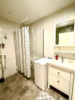 A bathroom with a shower, a toilet, a sink, and a mirror. - A peaceful getaway near Paris, Orly, and Disneyland (Marolles-en-Brie)