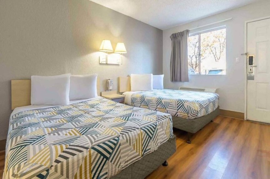 2 Queen Beds|ada/tub/micfridge - Hayward, CA