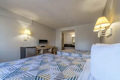 2 Queen Beds | Hayward