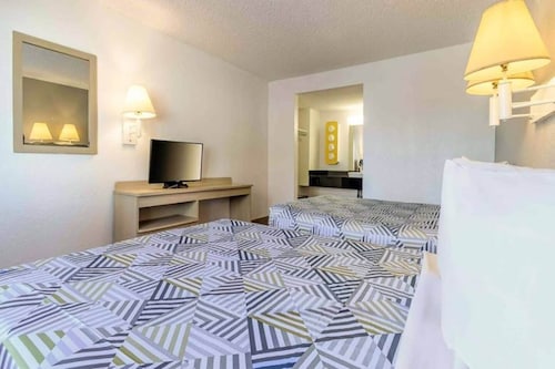 2 Queen Beds | Hayward