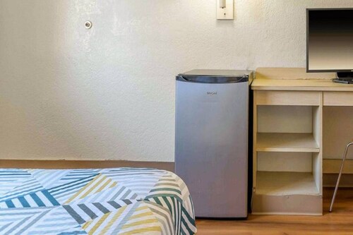 1 Queen Bed | Hayward