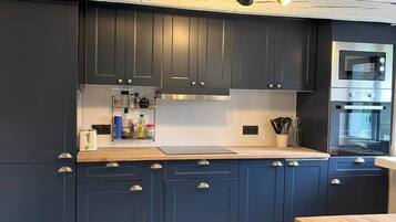 Cafetera/tetera, refrigerador, microondas, horno