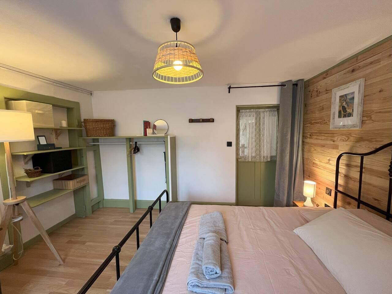3 habitaciones, escritorio y tabla de planchar con plancha 
