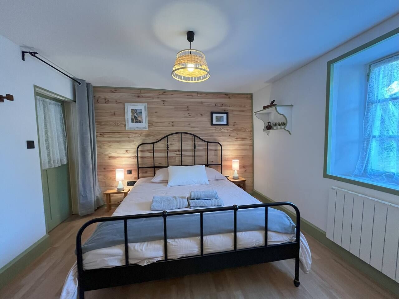 3 chambres, bureau, fer et planche à repasser, lit de bébé portatif