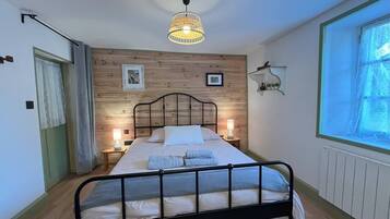 3 chambres, bureau, fer et planche à repasser, lit de bébé portatif