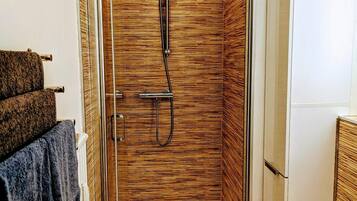 Dusche, Haartrockner, Handtücher