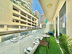 Outdoor dining - Yogi 1BR Pool Gym & Balcony JVC (Dubai)