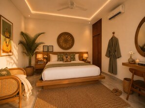Une chambre à coucher avec un lit, des tables de chevet, une chaise, un miroir, une plante et un peignoir.