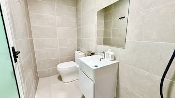 Elite Apartment, 2 Bedrooms, Non Smoking, City View | Bathroom
