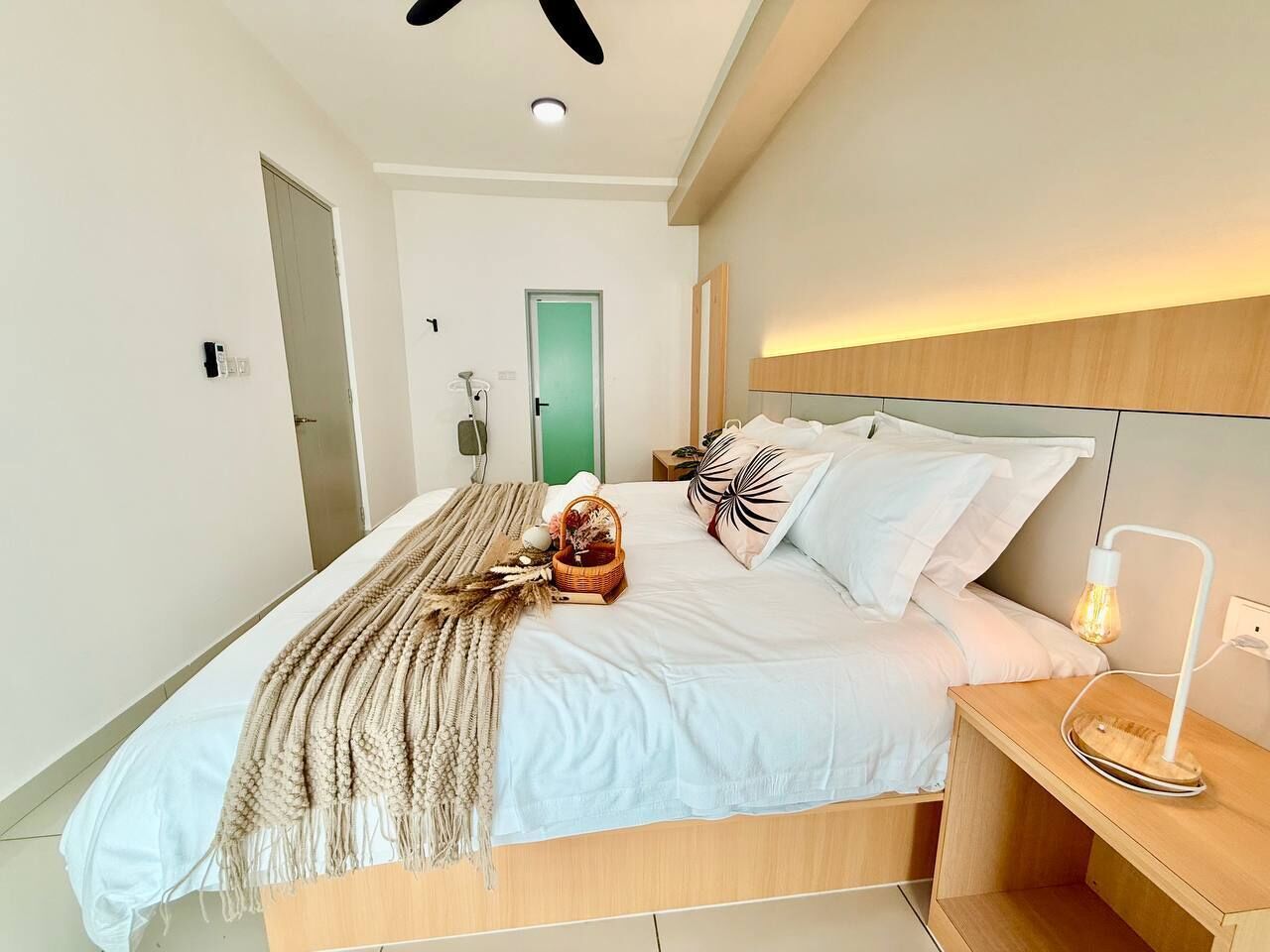 Ein modernes Schlafzimmer mit Bett, Nachttisch und Deckenventilator.