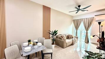 Elite Apartment, 2 Bedrooms, Non Smoking, City View | Dining
