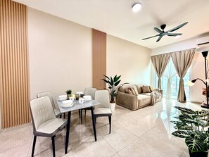 Una sala moderna con comedor, un sofá y un ventilador de techo.