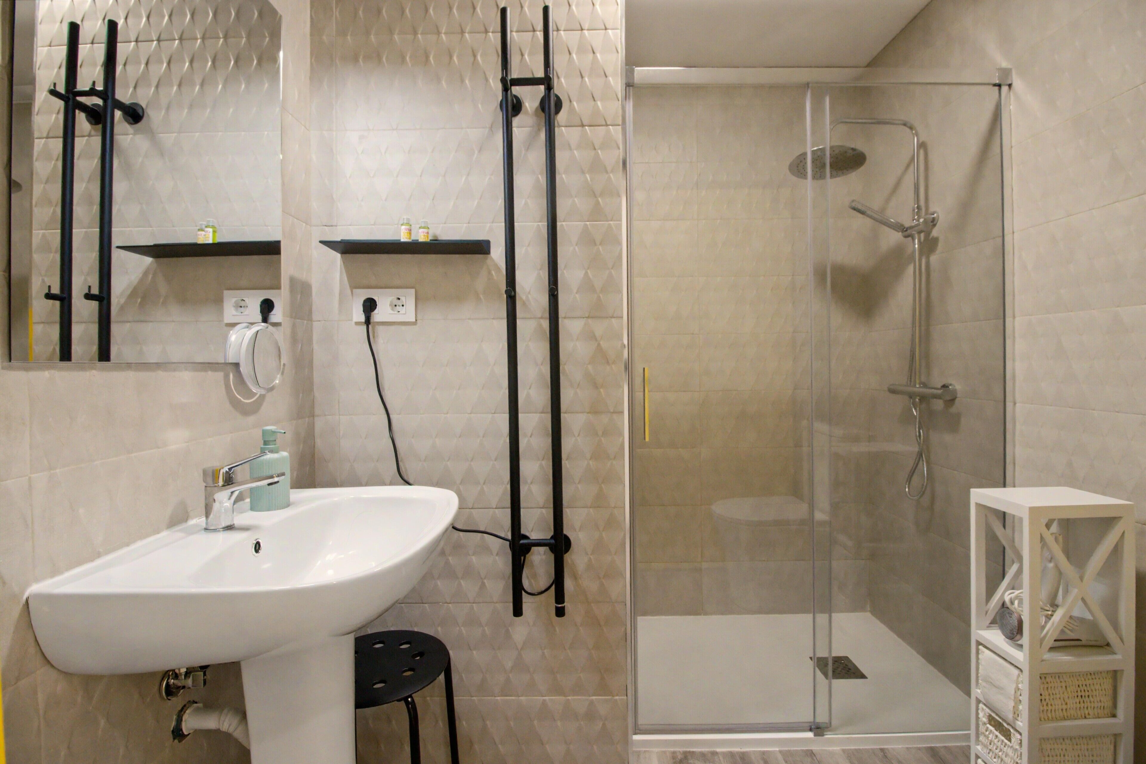 Een douche, een haardroger, handdoeken