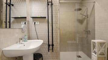 Een douche, een haardroger, handdoeken