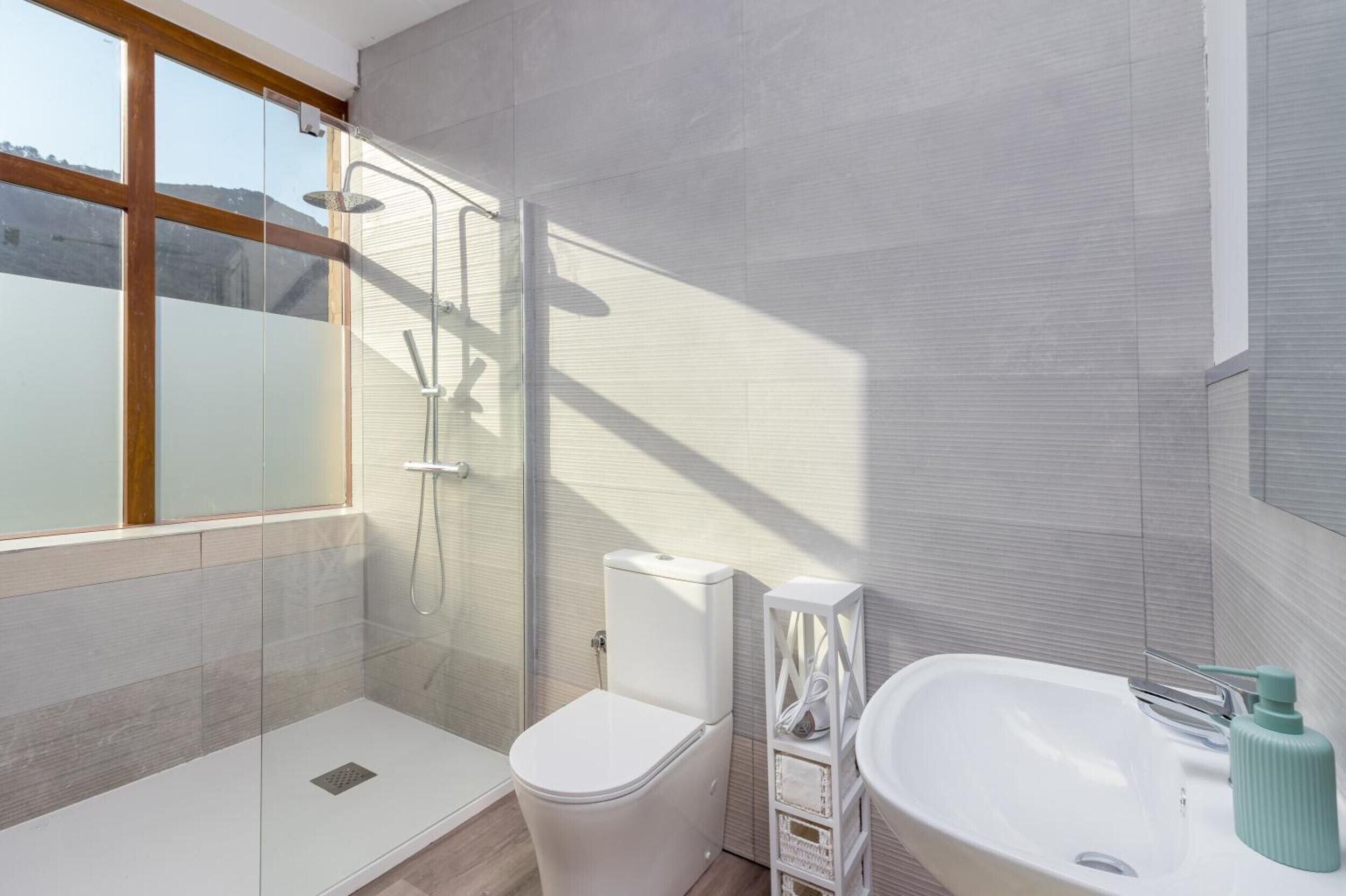Een douche, een haardroger, handdoeken