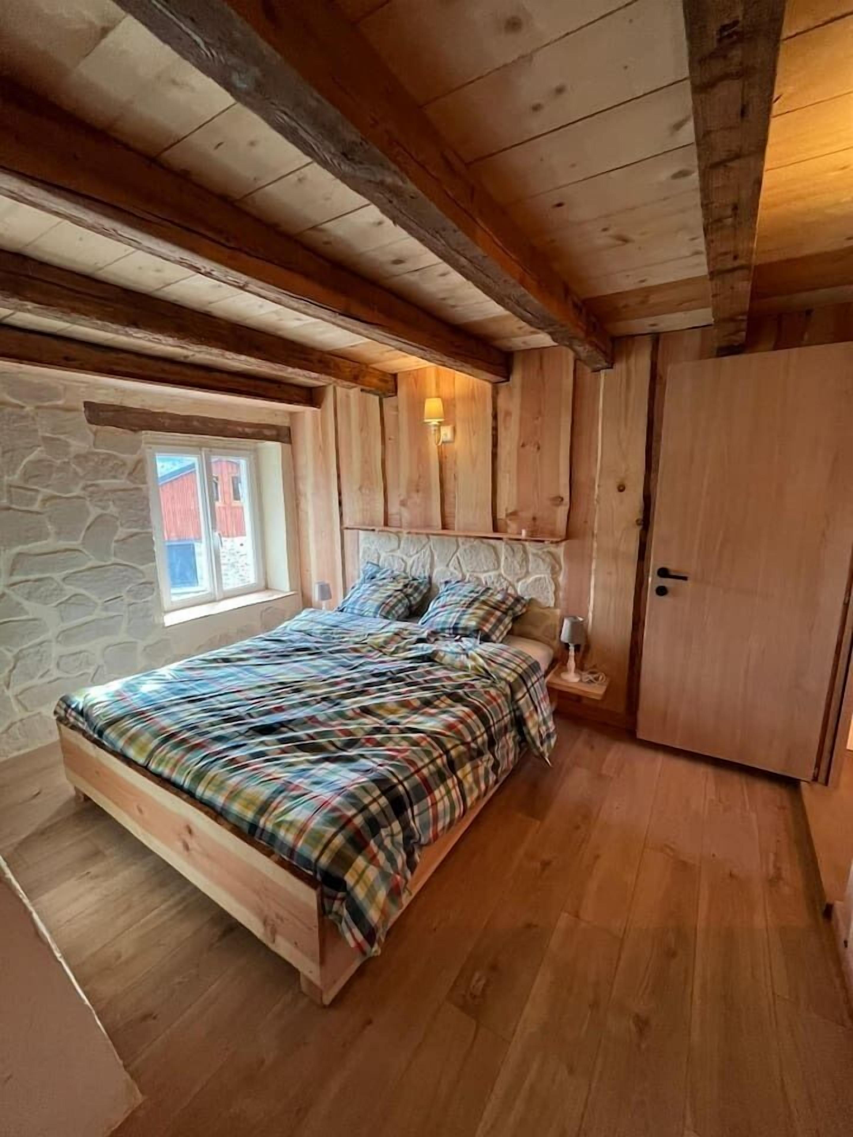 3 bedrooms, desk, travel crib, WiFi (free)