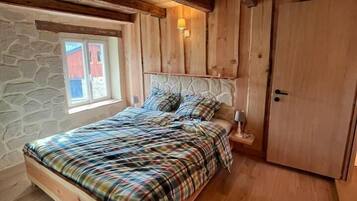 3 bedrooms, desk, travel crib, WiFi (free)