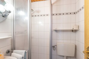 Ein Badezimmer mit Dusche, Toilette und Waschbecken.