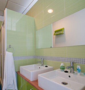 Bathroom - Pura Vida by Nest Hostel (Las Palmas de Gran Canaria)