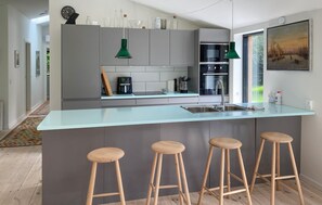 Een koffiezetapparaat/waterkoker, een koelkast, een magnetron